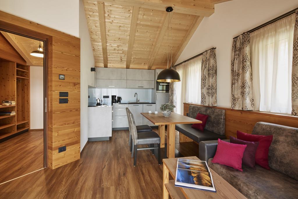 Superior One-Bedroom Apartment Balcony,423843690:JPEG